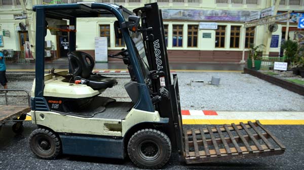 Photo of another forklift